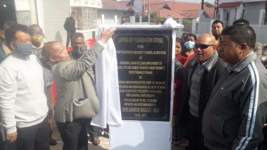 Sanbor Shullai lays foundation for water project in Laban