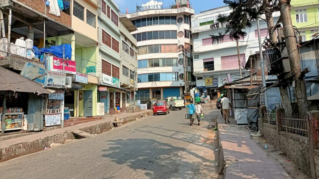 SHILLONG/TURA: Following the 10 day containment measures announced in three major towns to curb the spread of the coronavirus infections in the state, the city of Shillong, Jowai and distant Tura town wore a deserted look on the first day of restrictions with movement of public falling to a trickle. While almost all non essential shops had their shutters down, grocery stalls and pharmacies operated on a normal basis while a small number of people with permission to attend work were seen moving in the town. In view of the restrictions put in place, public transport and private vehicles were plying to a bare minimum. Some of the most populated areas for business and trade, markets such as Jhalupara, polo bazaar , Laitumukrah and other parts of Shillong were literally deserted of customers and only a few vehicles and pedestrians could be seen moving around. Similar situation was in Tura, district headquarters of West Garo Hills, that also began its first day of containment. Only a handful of vehicles and people were seen on the roads heading to either work or purchase of essential food items. But there was considerable violation of restrictions as evening fell with a large number of vehicles out on the roads of Tura compelling some citizens to question authorities on complacency when it came to enforcing containment measures at a time when infections continue to spike. Latest reports from West Garo Hills reveal that Deputy commissioner Ram Singh has placed Phulbari market in plain belt Phulbari town as a containment zone with immediate effect after 11 positive cases were found there. There are 124 active cases of the disease in the district and today alone 42 new positive cases were found in different parts of the district. Another containment zone has been created in a missionary school compound of Ampati town in South West Garo Hills district following the detection of a positive case. The residential compound of the Fathers of St. Claret School, Ampati, has been made a containment area and direction has been given to all inhabitants within the area to strictly remain inside their homes. No events or gatherings and activities of any kind will be permitted and all private institutions within the boundary of the containment area will remain closed. However, MBOSE exams in St. Claret School will continue as per schedule with necessary precautions and observing of Covid health protocols. Another area is Salmanpara PHC hospital in South West Garo Hills where the out patient department has been closed for two days, May 1st and 2nd, following the detection of a positive case in a patient, and to allow contact tracing and disinfecting of the premises. Earlier, Meghalaya Chief Minister Conrad K Sangma in his tweet said “Govt has decided to put in place containment measures for Shillong Urban Agglomeration, Jowai & Tura. Containment measures will be effective from 5 AM of May 1 till 5 AM of May 10. These measures are believed to ensure the safety of people and stop the spread of COVID 19 second wave. According to government guidelines only emergency service movements are allowed and violators shall be penalized.