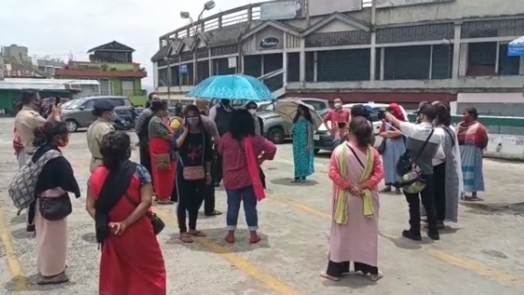 Hawkers, street vendors storm Khyndailad as lockdown cripples their livelihoods