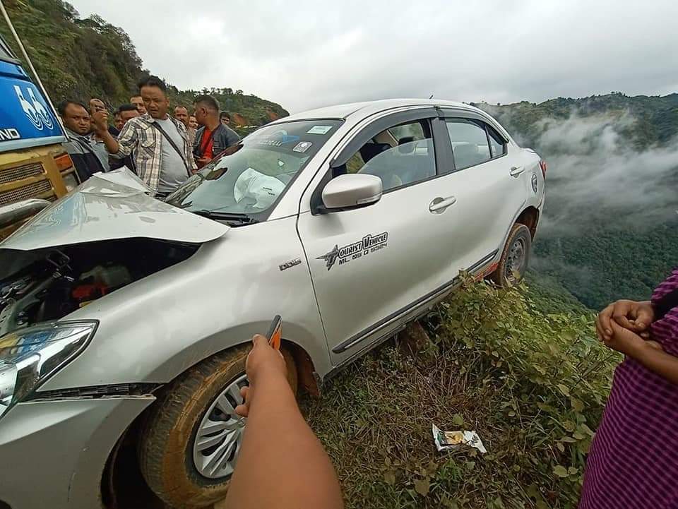 Vehicle hangs by a thread in major accident on Shillong – Pynursla highway