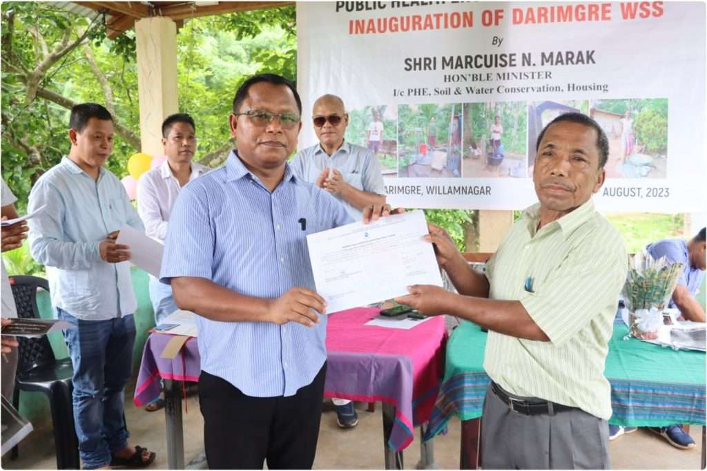 Williamnagar, Aug 14: East Garo Hills a•jani Darimgre Water Supply Scheme-ko, Meghalaya a•dokni PHE Minister Marcuise N Marak, a•bachengate on•angenba, ia scheme-ko Pakwatani Certificate-ko songni president-na on•angaha. Ia water supply scheme-ko a•bachengatani somoio PHE Simsanggre Circle-ni Superintendent Engineer Jebulun M Sangma, PHE Simsanggre Division-ni Executive Engineer Sujeet P Marak, PHE Simsanggre Division-ni SDO Tengchrang G Momin aro PHE Rongjeng Sub-Division-ni SDO Sengkam P Marak-ba dongpae bak ra•angaha. Ia Darimgre Water Supply Scheme-na Jal Jeevan Mission-ni ning•o gong crore 1 lak 28 tangkarangko 2022 bilsini December jao chame on•ahachim aro kamrangko ia 2023 bilsini January jao a•bachengatenba, ia apsan bilsini July jao matchotahachim. Ia Darimgre songara, Samanda C&RD Block-ni ning•o donggipa song ong•a aro ian Williamnagar-oni km 7-mang chel•ao donggipa song ong•a. Ia songo te 110 nokdangrang donga. Ia Darimgre Water Supply Scheme-ko a•bachengate on•angani somoio a•dokni PHE Minister Marcuise N Marak, jinmana aganprakangengon, India a•songo songdongenggipa manderangna ringani chirangko sokate on•na gita Jal Jeevan Mission-ko a•bachengatahani gimin a•songni Prime Minister Narendra Modi-ko mittelpilangaha aro JJM-ni kamrango pilak nanga dakchakanirangko on•engani gimin a•dokni Chief Minister Conrad K Sangma-koba mittelpilangaha. Bakkandikbegipa somoion ia Darimgre Water Supply Scheme-ko chalaina man•ahani gimin Marak, PHE-ni JJM official-rangkoba mittelpilangaha aro ia scheme-ni tengki name nirokan baksana chirangko simsake jakkalchina gitaba ua songni manderangko didiangaha.