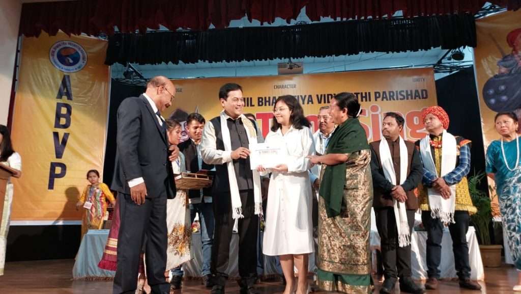 Sarbananda Sonowal hands over the U Tirot Sing Best Students Award 2023 in Shillong