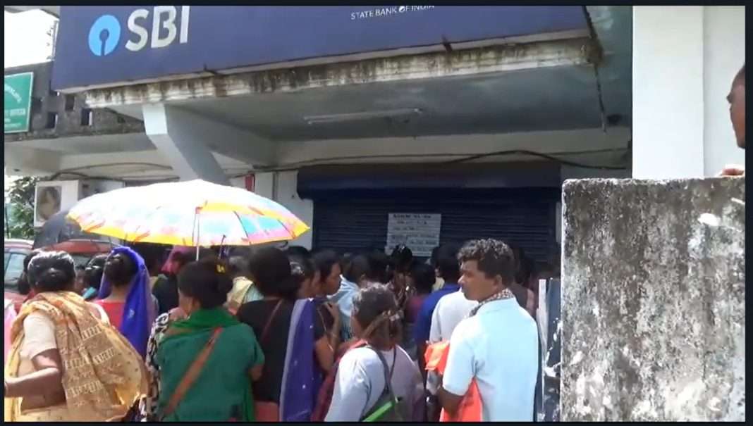 Viral | People fight to enter SBI branch in Meghalaya’s Ranikor