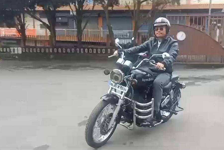 KHADC Chief Pyniaid Sing Syiem uses two-wheeler to reach Council, urges others to follow suit