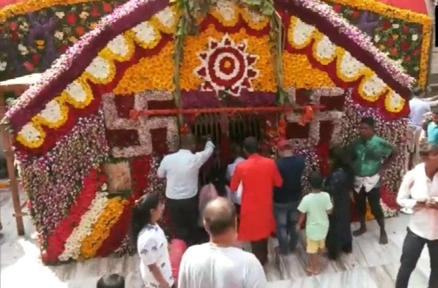 Assam: Devotees throng Kamakhya temple on first day of Navratri