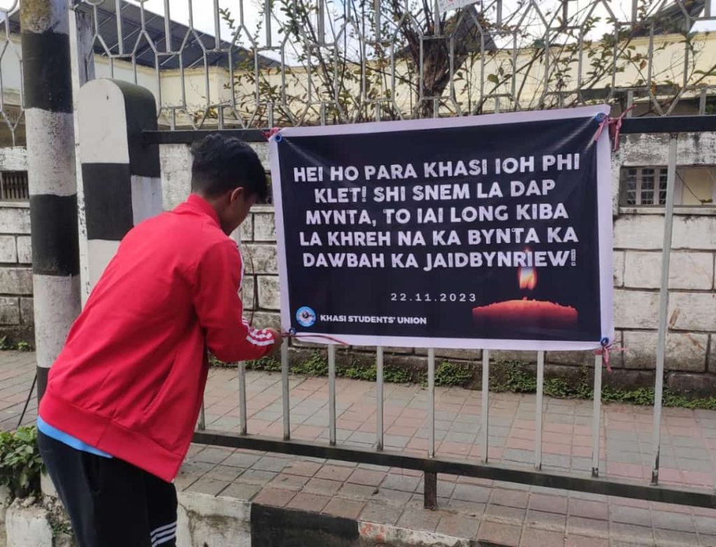 Shillong, Nov 22: One year ago, a dark cloud covered the entire state as five innocent people from Meghalaya were killed in a police firing at Mukroh Village in West Jaiñtia Hills District . Therefore, on Wednesday, marking exactly one year since the incident, members of the Khasi Students’ Union (KSU) erected flexes and banners across the city to remind people of the Mukroh firing incident that claimed five local lives on November 22, 2022. The KSU placed banners in areas near the main Secretariat Building, Mot Kiang Nangbah near Civil Hospital in Shillong, Khyndai Lad, Motphran, locations in Laitumkhrah Square, and in the Golflink areas. Some of the banners reads, “Mukroh is a part and Parcel of Meghalaya!!! Assam halt your intrusions!!!”, another reads, “Shi Snem kynthih la dap hadien ka jing shah pyniap dusmon ki para khasi ha Mukroh. Ka Sngi kaba dum iaka Jaitbynriew”. Six people were killed, and two were severely injured in police firing on the morning of November 22, 2022, at Mukroh village in West Jaintia Hills district, Meghalaya.