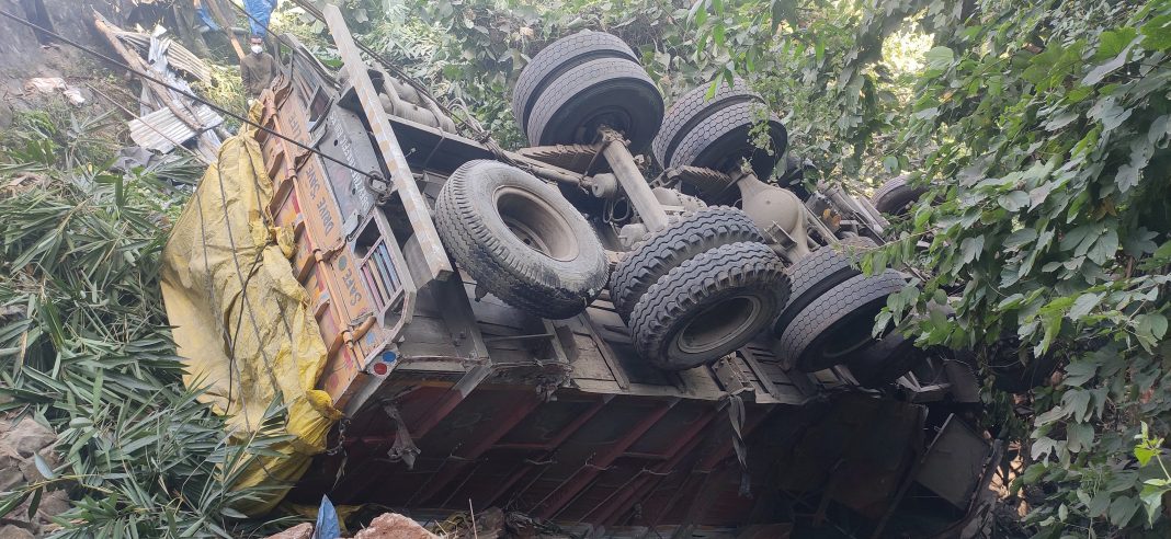 Overspeeding truck falls into gouge at Shangbangla, one killed