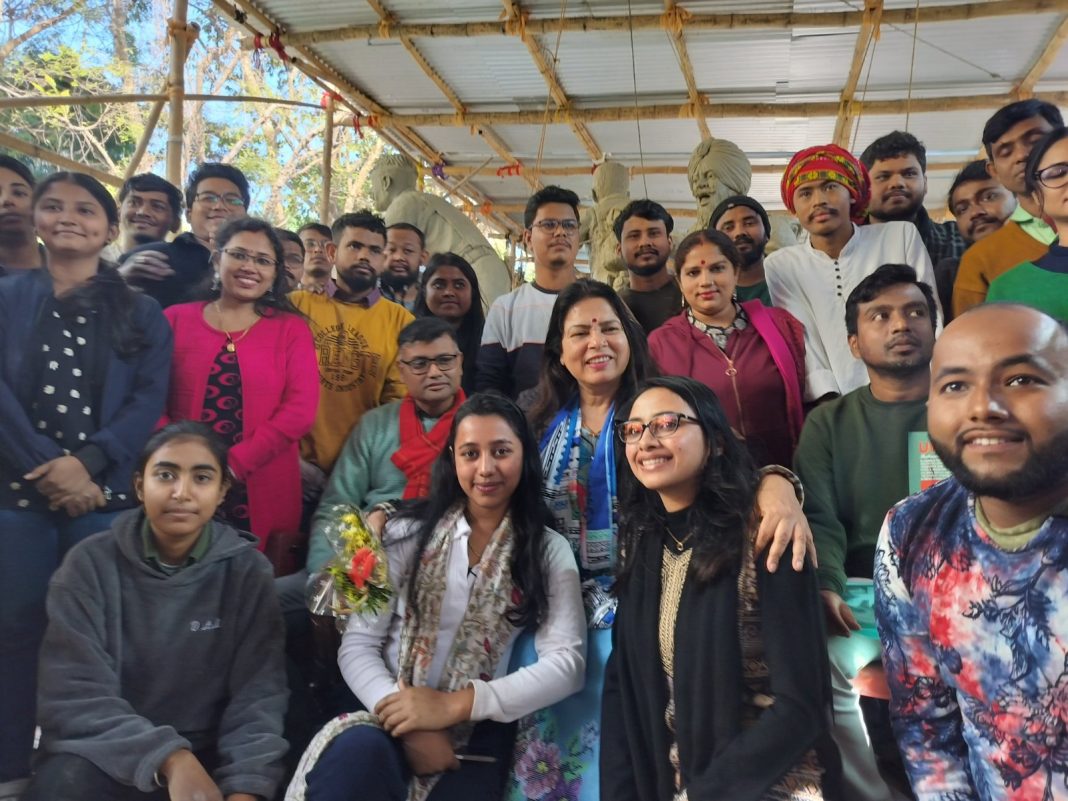 Tripura: Union MoS Meenakshi Lekhi visits sculpting workshop in Nazrul Kalakshetra