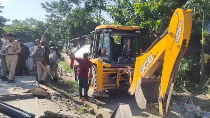 Guwahati Municipal Corporation clears encroachment on IOCL-Owned Land at Forest Gate in massive eviction drive