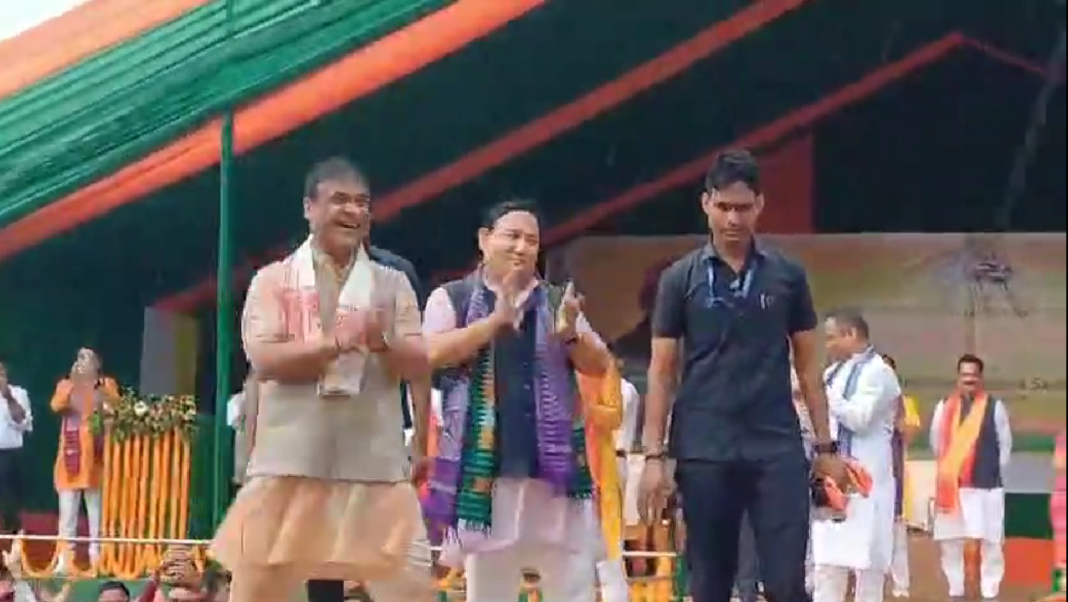 Braving rains Assam CM campaigns, sways to “Akou Ebar Modi Sarkar