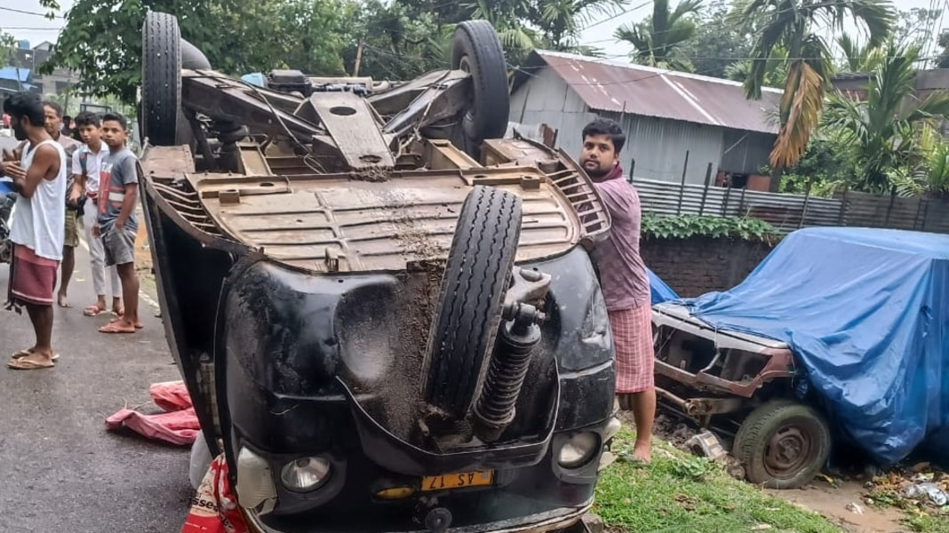 Auto rickshaw overturns in Bilasipara, kills one injuries ten