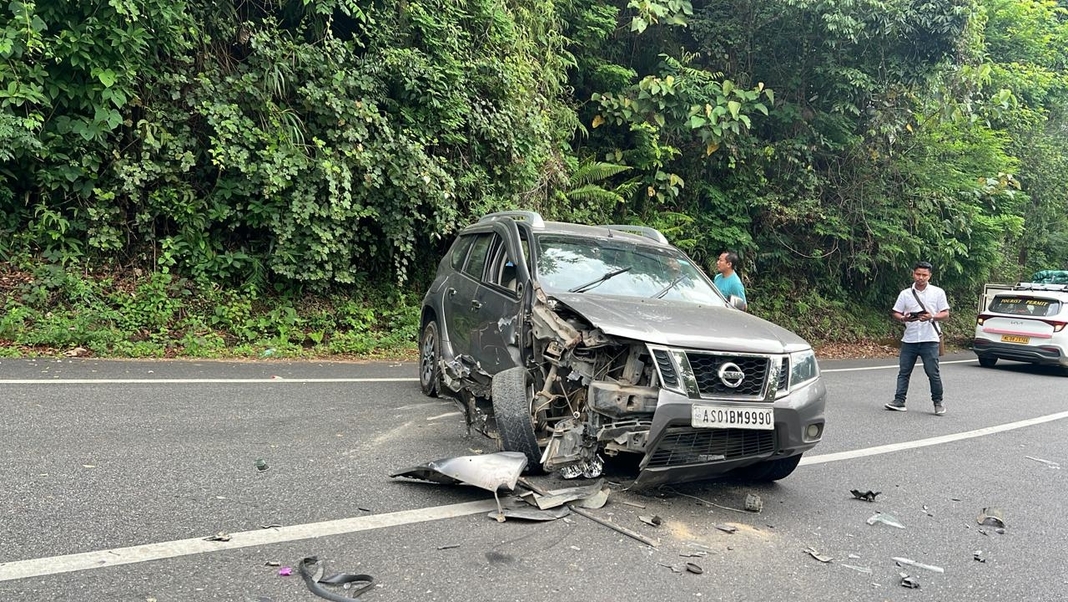 Tuck hit an SUV in Jengjal, doctor and his driver injured