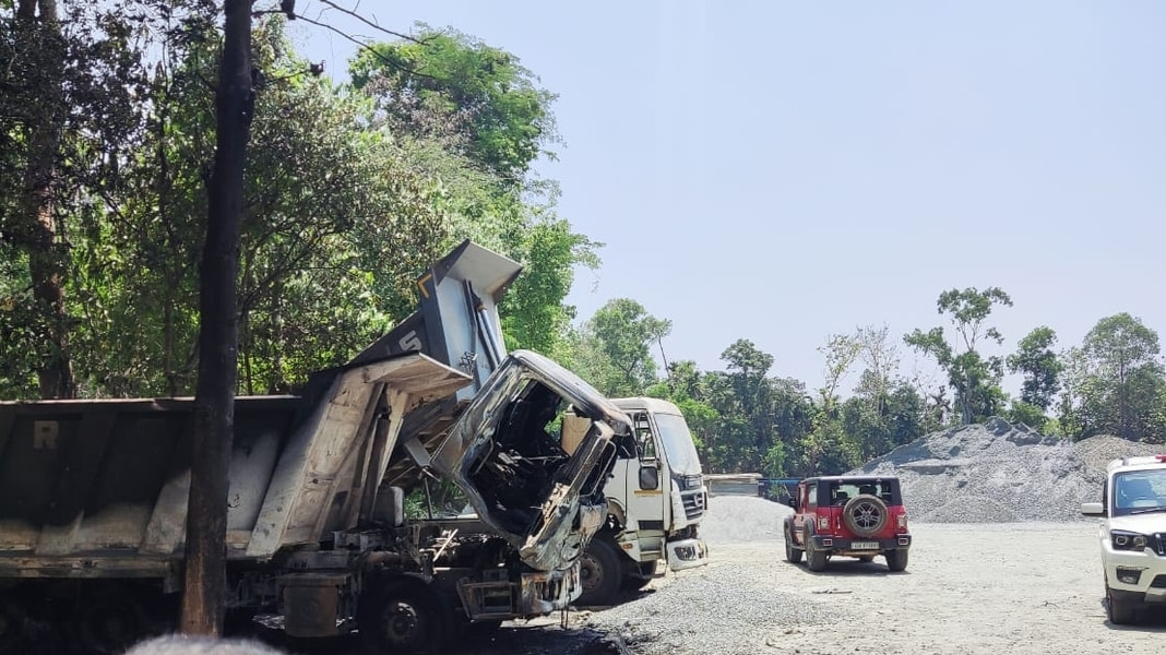 Miscreants set two dumper trucks ablaze in Tura