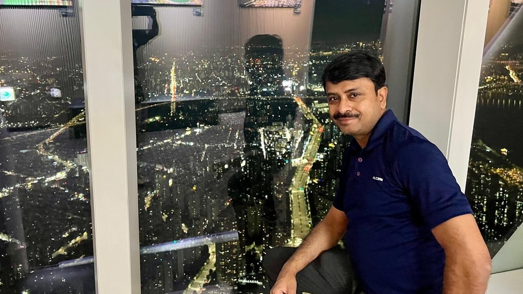 Dibrugarh doctor played Indian National Anthem in piano in world's fifth tallest building Lotte World Tower