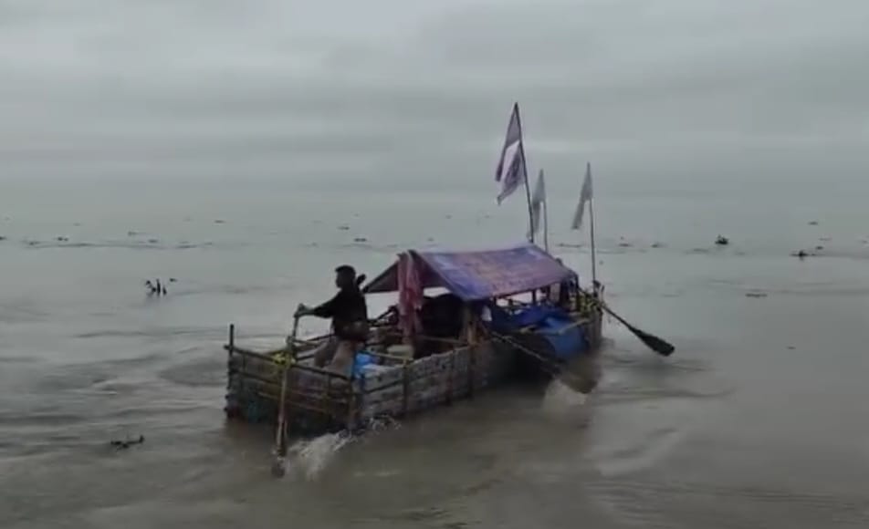 Assam: Dibrugarh Youth embarks on 13-day Plastic Bottle Boat Expedition on Brahmaputra