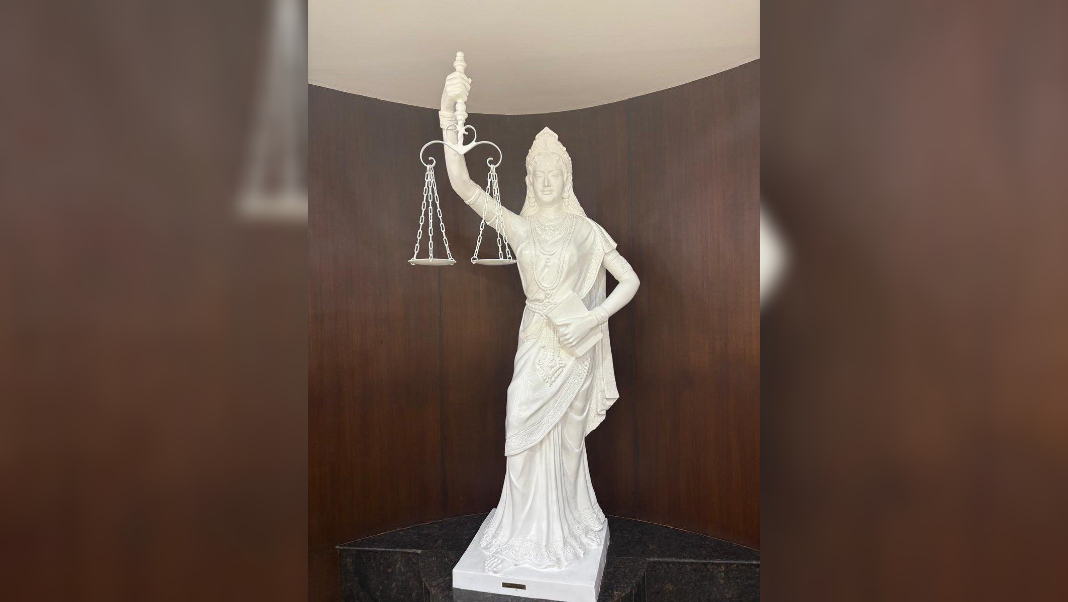 Kanoon ab Andha nehi hai, the Lady of Justice statue can see