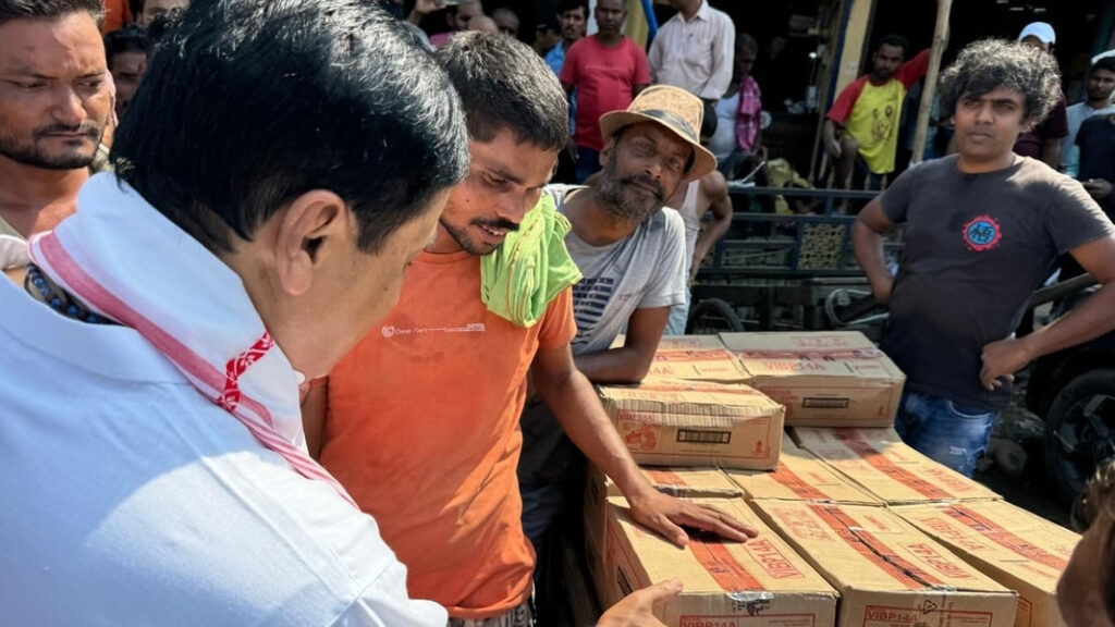 Assam: Union Minister Sonowal meets rickshaw and cart pullers in Dibrugarh