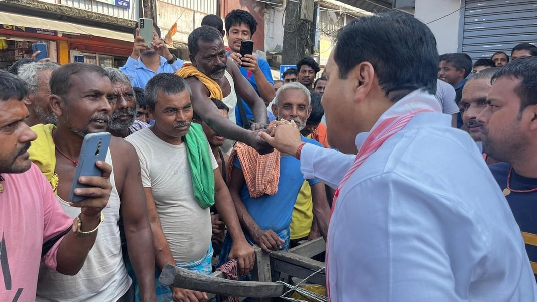 Assam: Union Minister Sonowal meets rickshaw and cart pullers in Dibrugarh