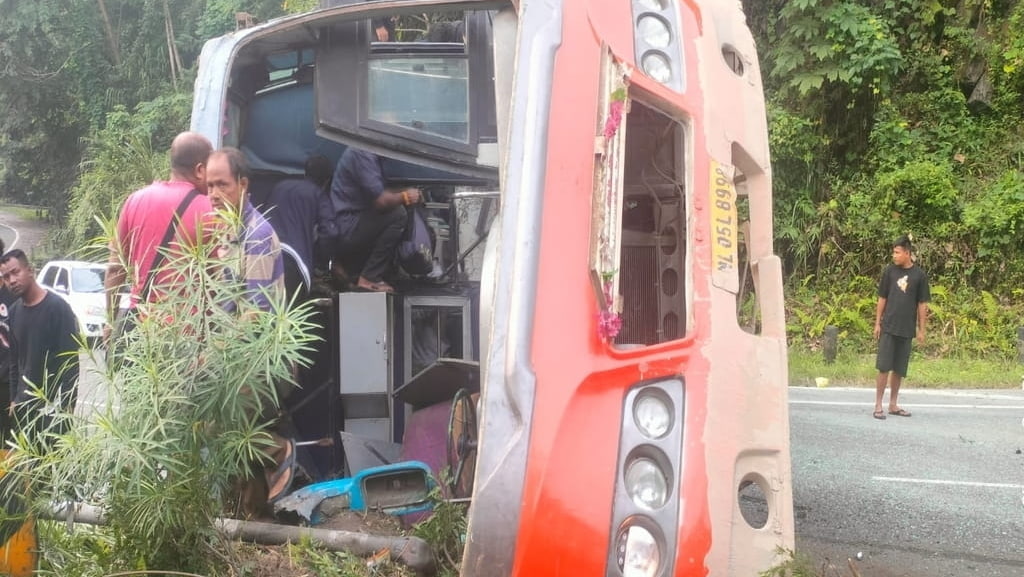 Passengers escape unhurt after night bus overturns on NH-6 in Ri Bhoi