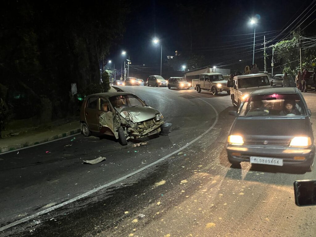 Car and dumper truck collide in Hawakhana, No injuries