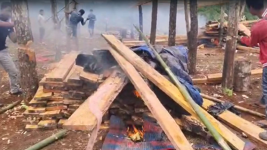 Tension at Assam-Meghalaya border | Villagers tear down Karbi structures in West Jaiñtia Hills