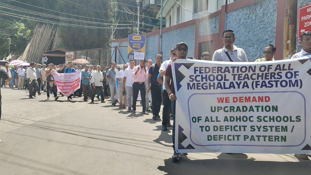 Teachers protest in city | Demand upgradation to Deficit system