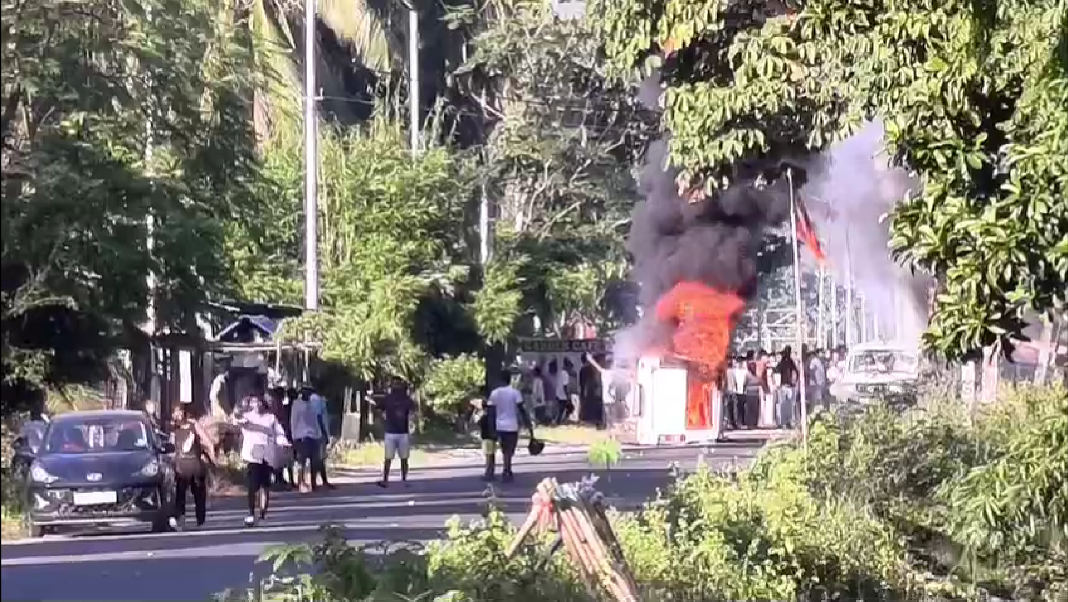 Tension erupts outside Baksa jail as crowd protests lodging of Zubeen Garg case accused