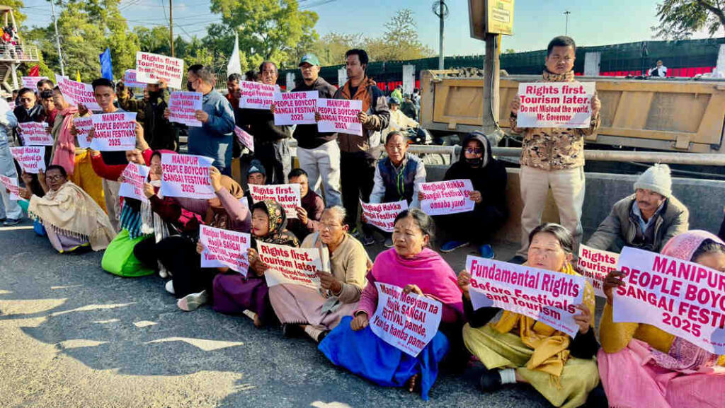 Sit-in by IDPs turns Into massive rally, displaced families demand immediate return home