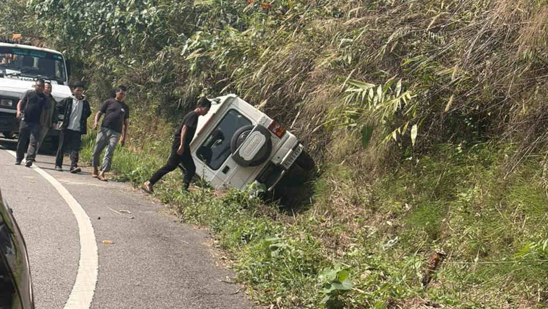 Bolero overturns in Rongdenggre due to dense fog, no casualties 