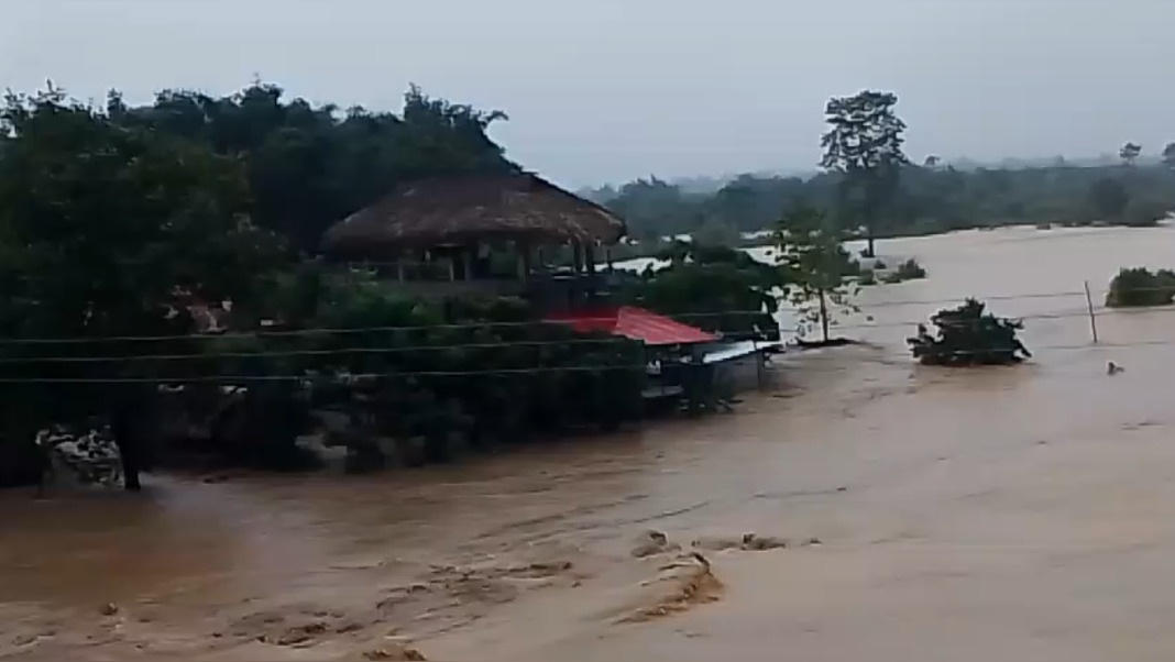 Second cloudburst in a week batters Arunachal; nine key roads cut off in East Siang, red alert Issued